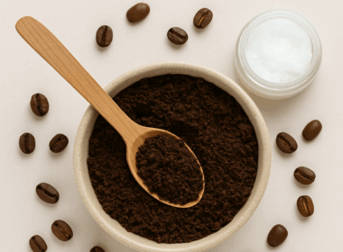 Domowy peeling z kawy w ceramicznej misce z drewnianą łyżką i olejem kokosowym