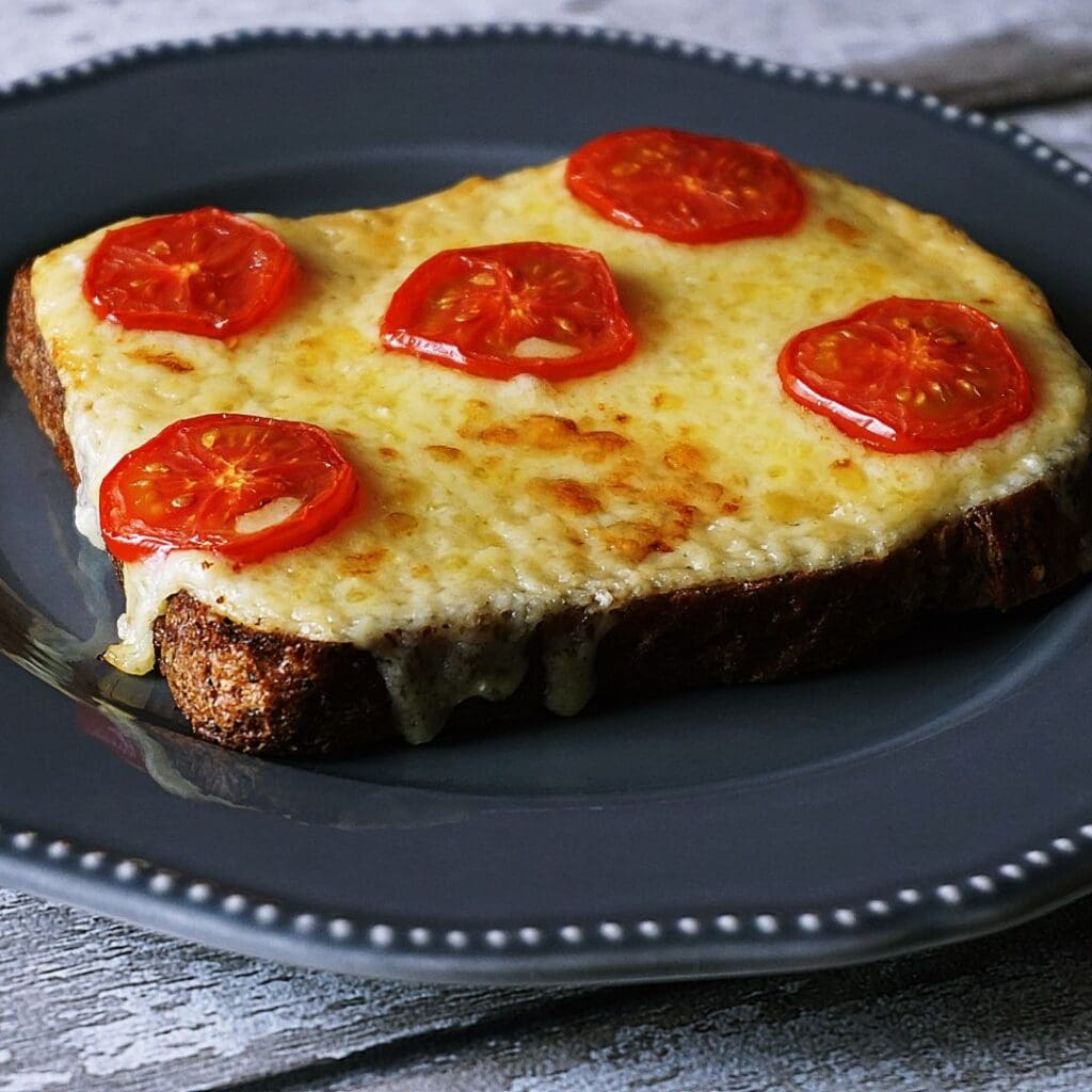 Dania z serkiem tostowym – pizza tost