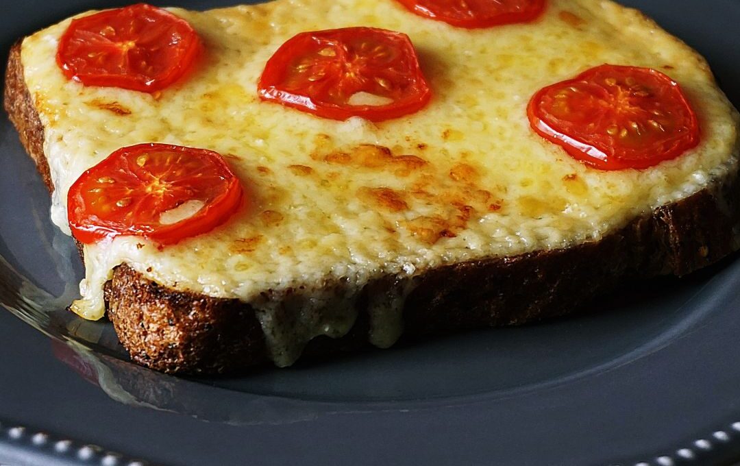 Dania z serkiem tostowym – pizza tost