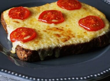 Dania z serkiem tostowym – pizza tost