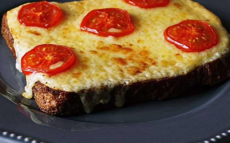 Dania z serkiem tostowym – pizza tost